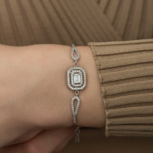 bracelet femme riley en argent massif sur poignet humain