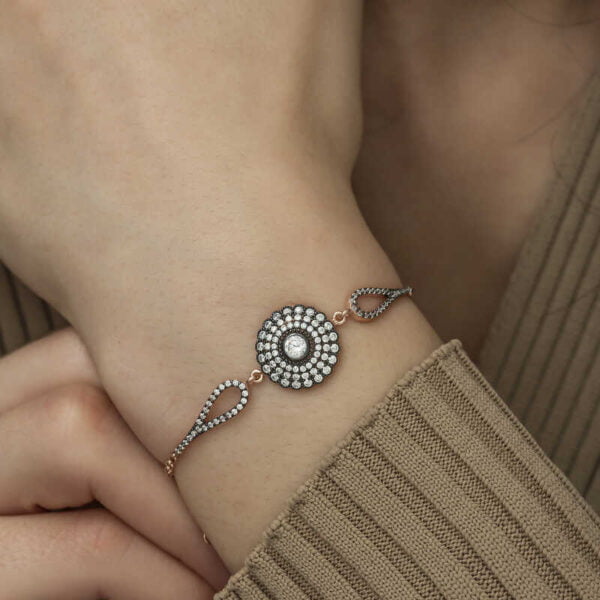 le bracelet féminin evelyn avec un autre point de vue sur le poignet